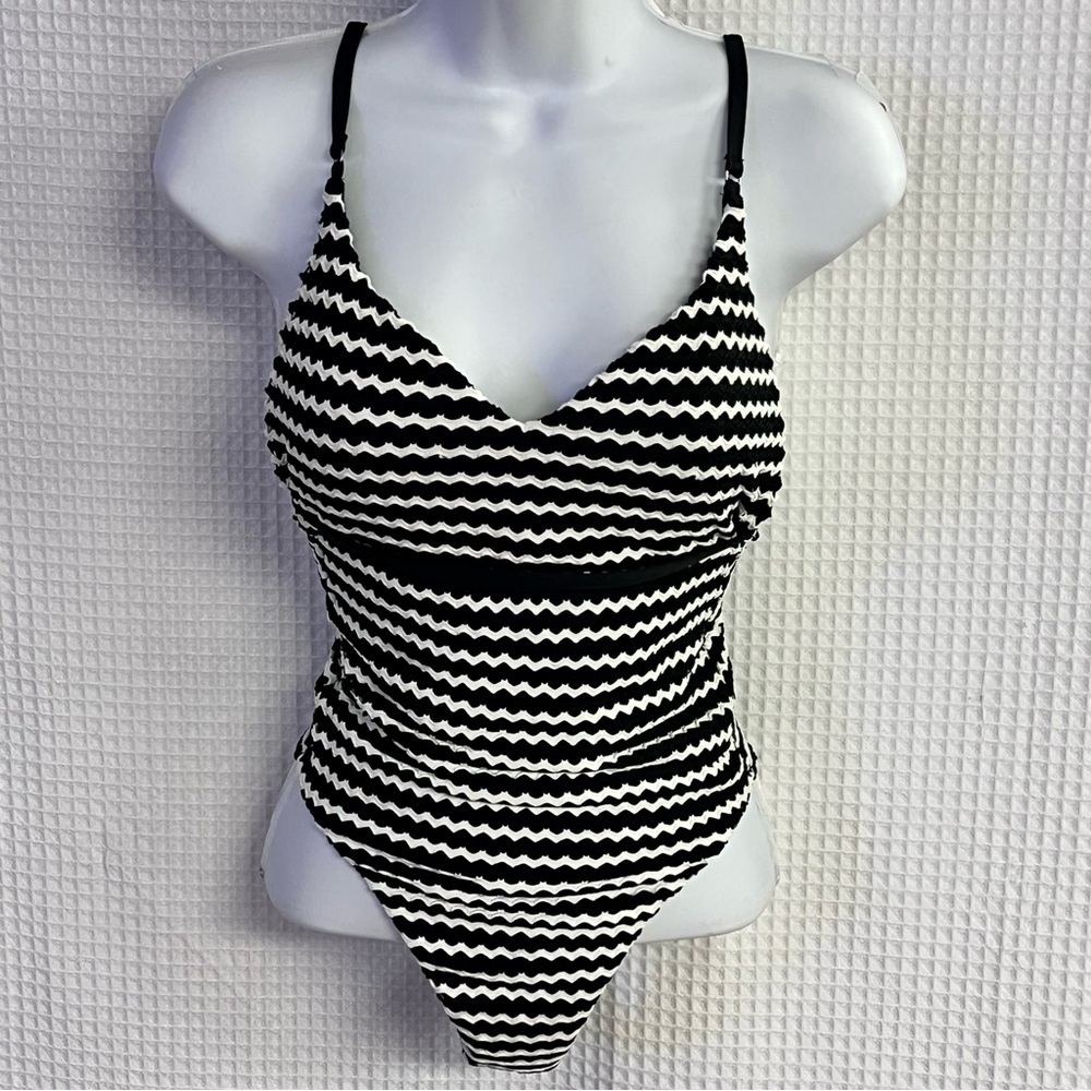 Seafolly ladiesBlack and White Zigzag one piece Swimsuit size 4